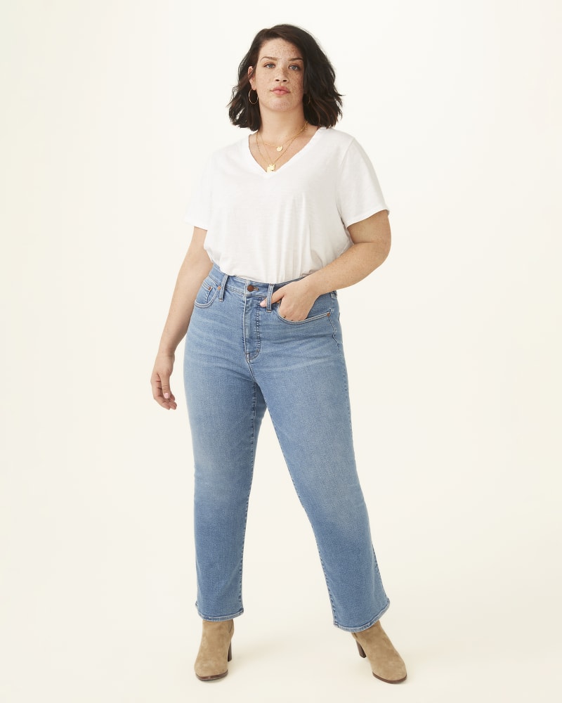 Plus size model with pear body shape wearing Cali Demi-Bootcut Jean in Core Indigo Wash by Madewell | Dia&Co | dia_product_style_image_id:188948